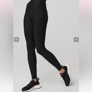 Alo black leggings with alo logo in a back of the knee